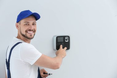 Erkek teknisyen alarm sistemi kapalı programlama