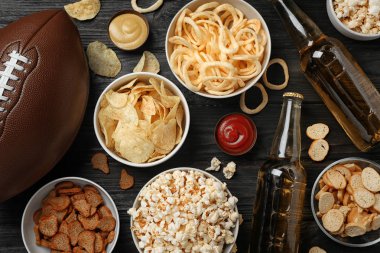 Tablo lezzetli aperatifler ve Amerikan futbolu TV, yukarıdan izlemek için hazırlanan bira dolu