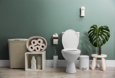 Banyo içi yeni seramik klozetle dolu.