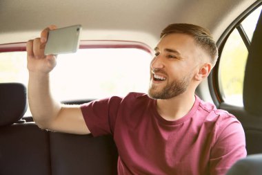 Selfie arabaya alarak mutlu genç adam