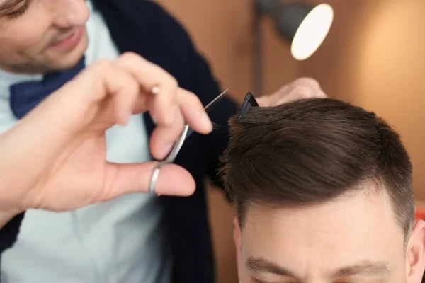 Professioneller Friseur Arbeitet Mit Kunden Schönheitssalon Nahaufnahme — Stockfoto