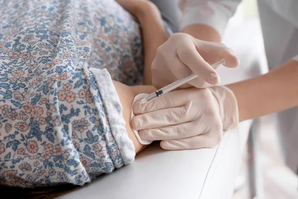 Médico Vacinando Paciente Feminina Clínica Close — Fotografia de Stock