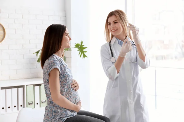 Lékař Očkování Těhotné Ženy Klinice — Stock fotografie