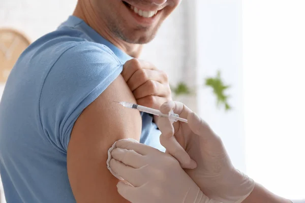 Médico Vacunando Paciente Masculino Clínica Primer Plano — Foto de Stock