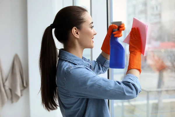 Genç Kadın Pencere Cam Evde Temizlik — Stok fotoğraf