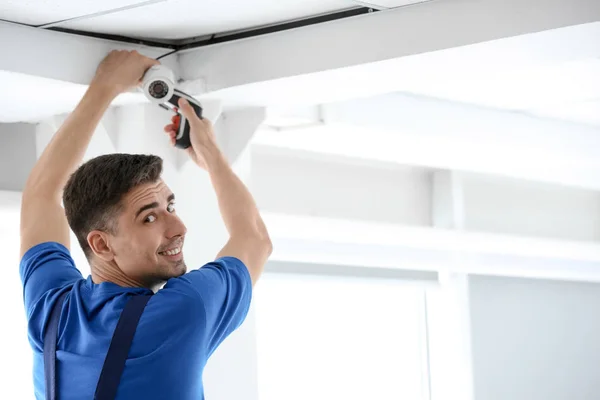 Technicus Installeren Cctv Camera Aan Het Plafond Binnen — Stockfoto