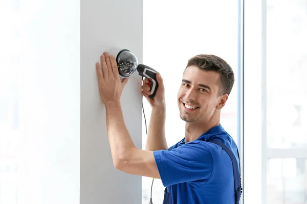 Techniker Installiert Videokamera Wand Innenräumen — Stockfoto