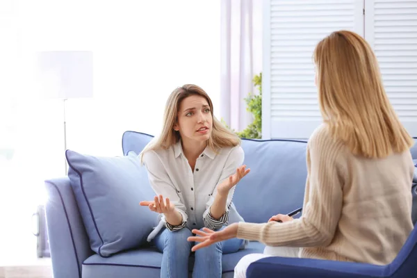 Psicóloga Femenina Con Cliente Oficina —  Fotos de Stock