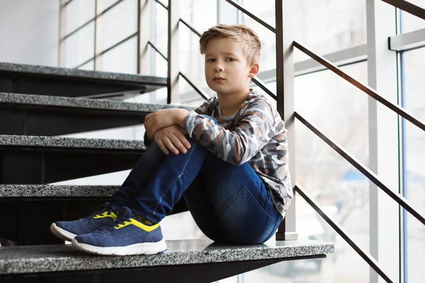Rapazinho Deprimido Sentado Nas Escadas Dentro Casa Hora Visitar Psicólogo — Fotografia de Stock