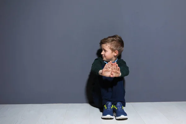 Niño Deprimido Sentado Suelo Interior Hora Visitar Psicólogo Infantil — Foto de Stock