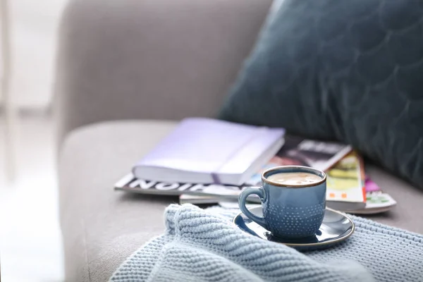 Kopje Koffie Plaid Tijdschriften Bank — Stockfoto