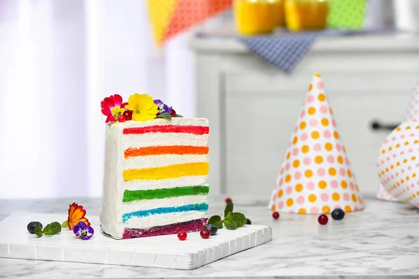 Fatia Delicioso Bolo Arco Íris Com Flores Mesa — Fotografia de Stock