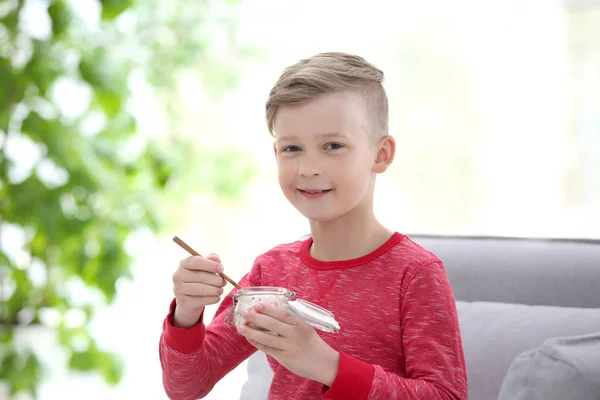 Liten Pojke Med Yoghurt Inomhus — Stockfoto