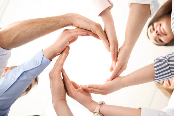 Mensen Brengen Hun Handen Cirkel Een Lichte Achtergrond Eenheid Concept — Stockfoto