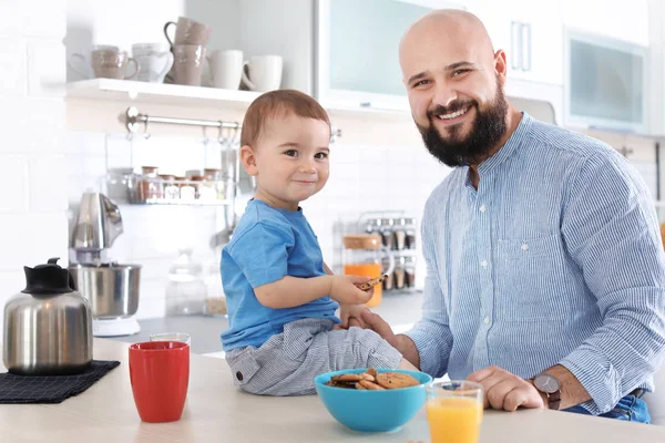 Babam Kahvaltı Küçük Oğlu Ile Mutfakta — Stok fotoğraf