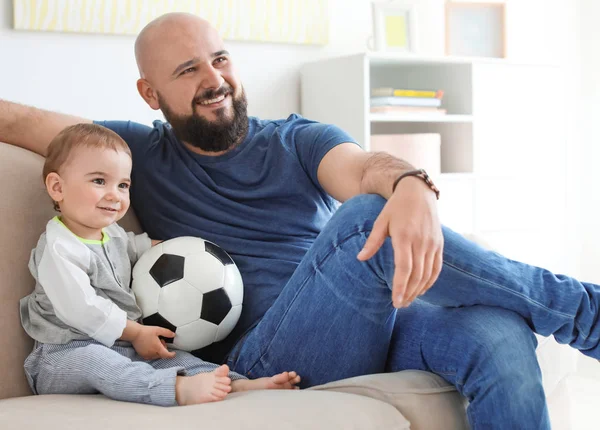 Pai Seu Filho Assistindo Futebol Casa — Fotografia de Stock