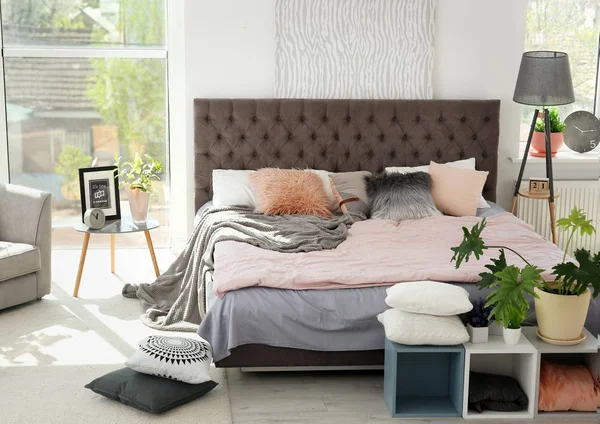 Rahat oda iç büyük rahat yatak ve koltuk