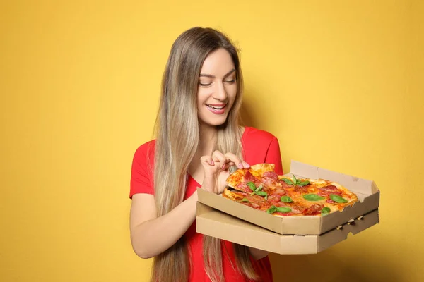 Jolie Jeune Femme Avec Une Délicieuse Pizza Sur Fond Couleur — Photo