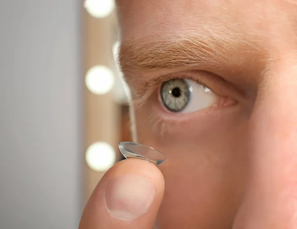 Joven Poniendo Lentes Contacto Ojo Primer Plano —  Fotos de Stock