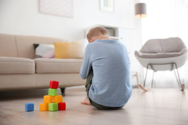 Одинокий Маленький Мальчик Кубиками Сидящий Дома Полу Концепция Аутизма — стоковое фото