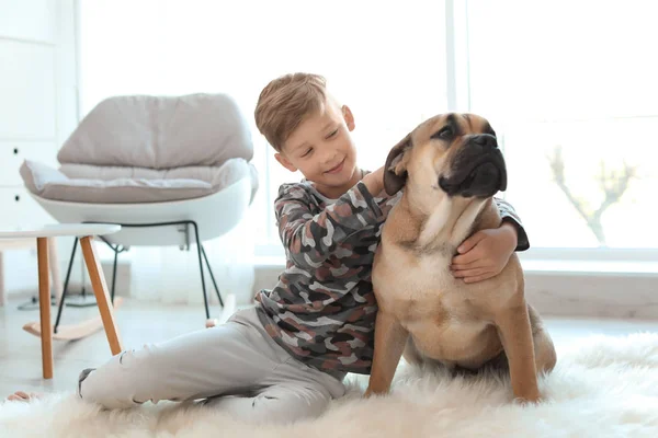 Criança Bonito Com Seu Cão Casa — Fotografia de Stock