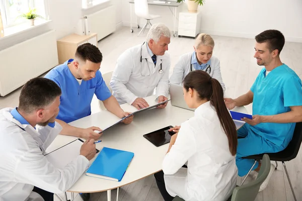 Groep Van Artsen Die Het Bijwonen Van Vergadering Kliniek Cardiologie — Stockfoto