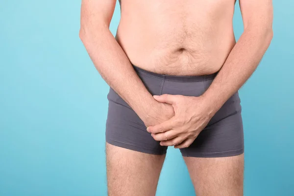 Volwassen Man Met Urologische Problemen Lijden Aan Pijn Kleur Achtergrond — Stockfoto