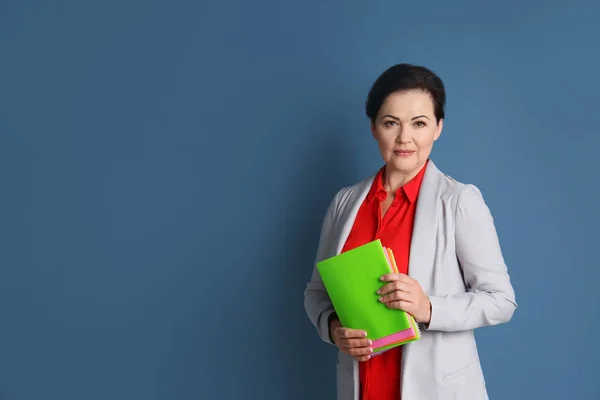 Retrato Professora Com Cadernos Sobre Fundo Cor — Fotografia de Stock