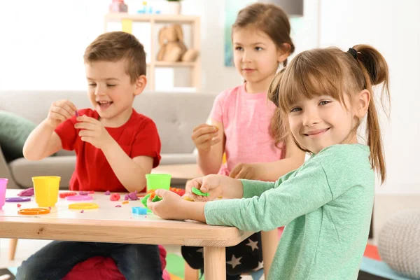 Niedliche Kleine Kinder Mit Spielteig Tisch Drinnen — Stockfoto