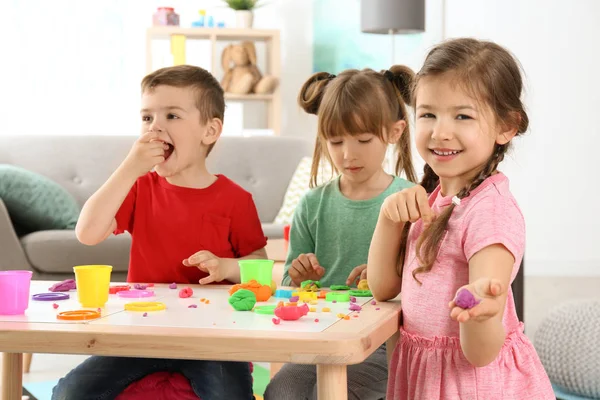 Bambini Piccoli Carini Che Usano Pasta Gioco Tavola Chiuso — Foto Stock