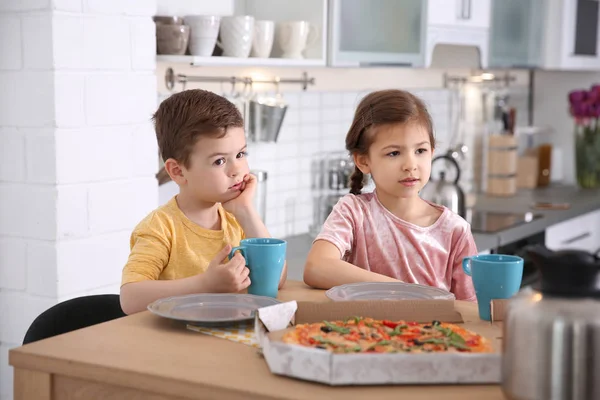 Süße Kleine Kinder Essen Leckere Pizza Hause — Stockfoto
