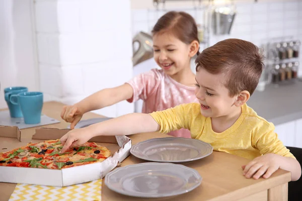Süße Kleine Kinder Essen Leckere Pizza Hause — Stockfoto