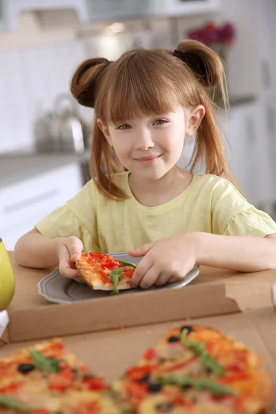 Χαριτωμένο Μικρό Κορίτσι Τρώει Νόστιμο Πίτσα Στο Σπίτι — Φωτογραφία Αρχείου