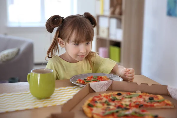 Süßes Kleines Mädchen Isst Leckere Pizza Hause — Stockfoto