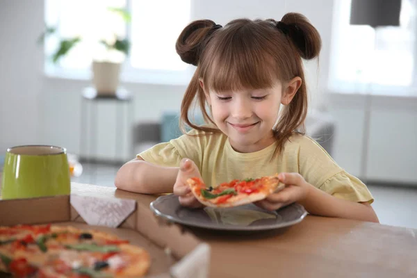Χαριτωμένο Μικρό Κορίτσι Τρώει Νόστιμο Πίτσα Στο Σπίτι — Φωτογραφία Αρχείου