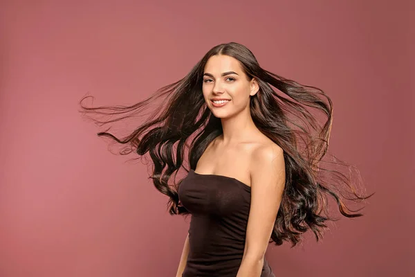 Portret Van Mooie Model Met Prachtig Krullend Haar Kleur Achtergrond — Stockfoto