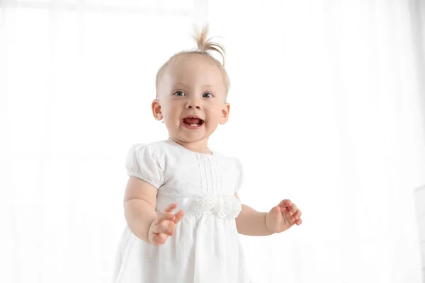 自宅のかわいい服でかわいい赤ちゃん女の子 — ストック写真