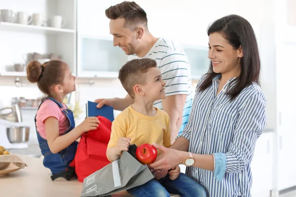 Unga Föräldrar Att Hjälpa Sina Små Barn Redo För Skolan — Stockfoto