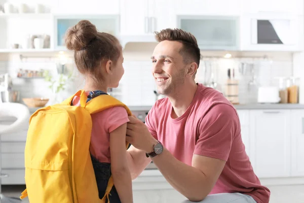 Jovem Ajudando Seu Filho Preparar Para Escola Casa — Fotografia de Stock