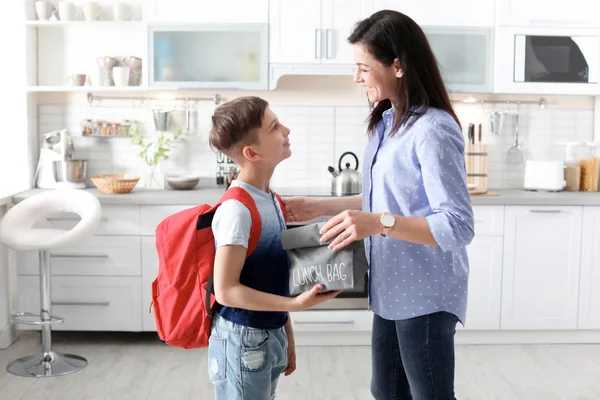 Jovem Mulher Ajudando Seu Filho Preparar Para Escola Casa — Fotografia de Stock