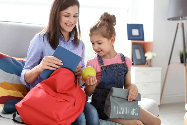 Mujer Joven Ayudando Pequeño Hijo Prepararse Para Escuela Casa — Foto de Stock