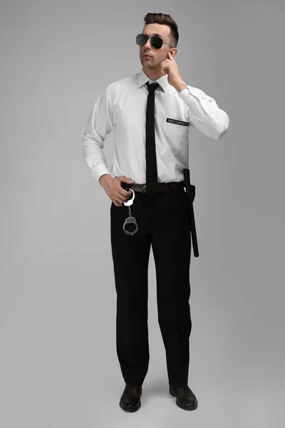 Guardia Seguridad Masculino Uniforme Sobre Fondo Color — Foto de Stock