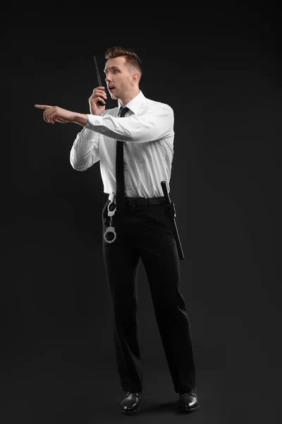 Guardia Seguridad Masculino Usando Transmisor Radio Portátil Sobre Fondo Oscuro —  Fotos de Stock