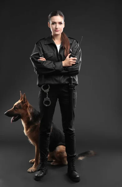 Kvinnliga Säkerhetsvakt Med Hund Mörk Bakgrund — Stockfoto
