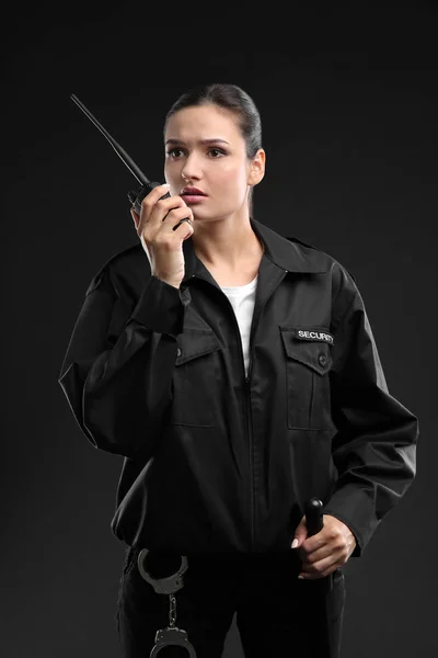 Protetor Segurança Feminino Usando Transmissor Rádio Portátil Fundo Escuro — Fotografia de Stock