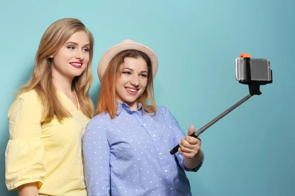 Atractivas Mujeres Jóvenes Tomando Selfie Sobre Fondo Color — Foto de Stock