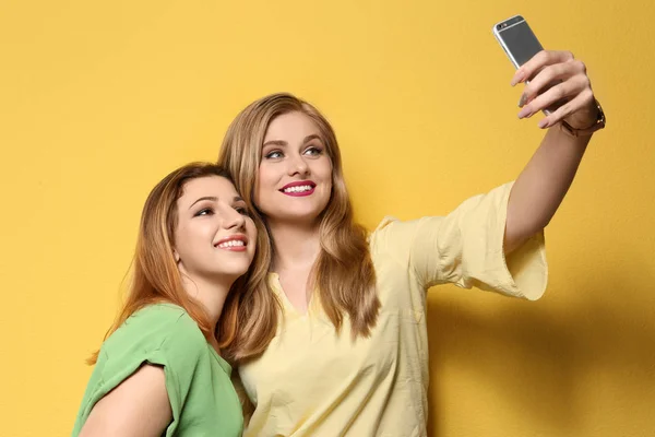 Jovens Mulheres Atraentes Tomando Selfie Fundo Cor — Fotografia de Stock