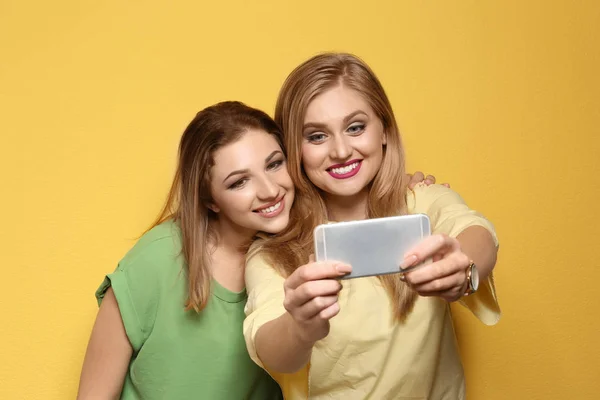 Jovens Mulheres Atraentes Tomando Selfie Fundo Cor — Fotografia de Stock