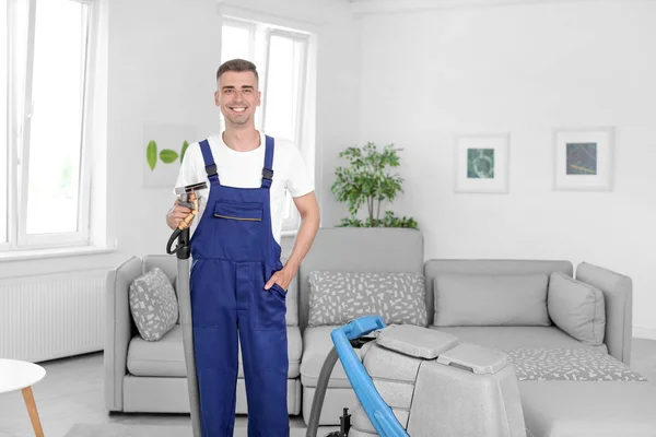 Trabajador Limpieza Seco Con Aparato Profesional Interiores — Foto de Stock