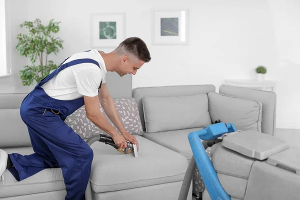 Pekerja Pembersih Kering Menghilangkan Kotoran Dari Sofa Dalam Ruangan — Stok Foto